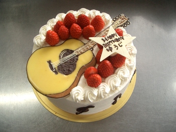 あなたの想いを届けるケーキ屋 ミエスイーツ ギターのケーキ